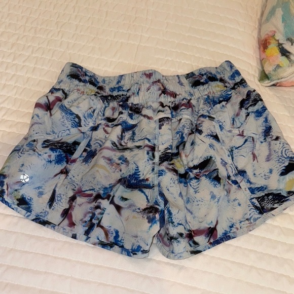 Lululemon 8 Women's Multicolor Patterned Shorts - Picture 1 of 3